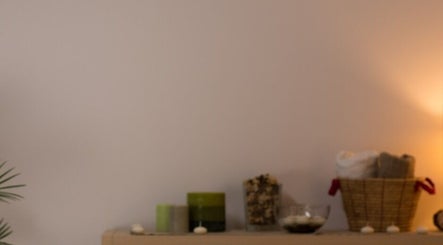 Топла атмосфера в Abrazzo Beauty Factory, Пловдив, Пловдив, BG с декорация и свещи.