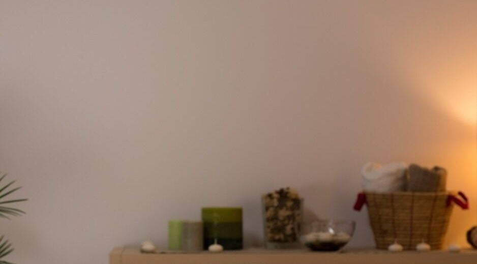 Топла атмосфера в Abrazzo Beauty Factory, Пловдив, Пловдив, BG с декорация и свещи.