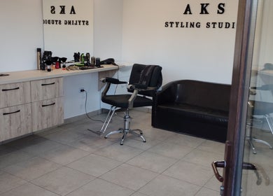 Interior modern la AKS Styling Studio, Leu, Județul Dolj, RO, cu scaun de tuns și canapea.