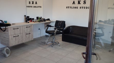 Interior modern la AKS Styling Studio, Leu, Județul Dolj, RO, cu scaun de tuns și canapea.