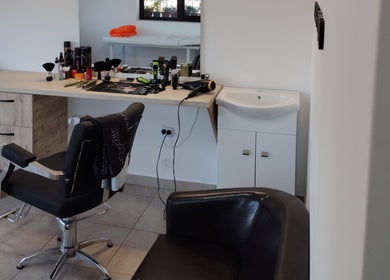 Scaun de styling modern la AKS Styling Studio, Leu, Județul Dolj, RO cu echipamente profesionale.