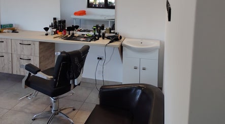 Scaun de styling modern la AKS Styling Studio, Leu, Județul Dolj, RO cu echipamente profesionale.