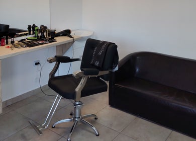 Scaun stilistic și masă cu produse la AKS Styling Studio, Leu, Județul Dolj, RO.