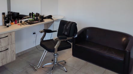 Scaun stilistic și masă cu produse la AKS Styling Studio, Leu, Județul Dolj, RO.