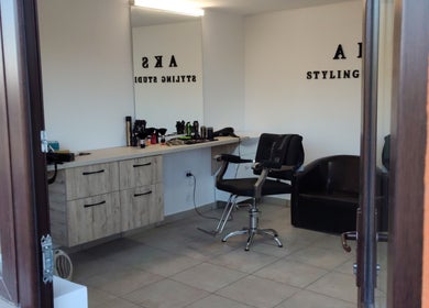 Interior modern AKS Styling Studio din Leu, Județul Dolj, RO, echipat pentru servicii de frumusețe.