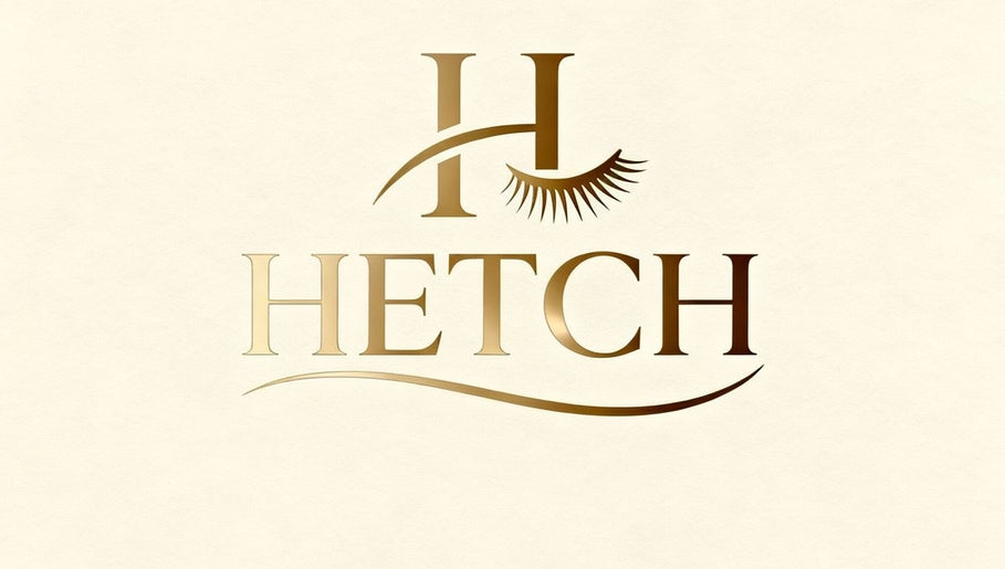 Logo doré de HETCHBEAUTY, institut de beauté à FR, représentant une lettre H stylisée et un cil.