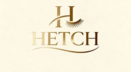 Logo doré de HETCHBEAUTY, institut de beauté à FR, représentant une lettre H stylisée et un cil.
