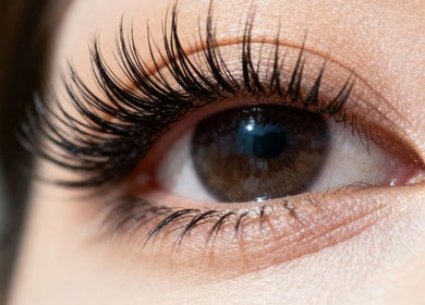 Extension de cils professionnelle chez HETCHBEAUTY, FR. Regard intense et élégant.