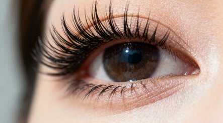 Extension de cils professionnelle chez HETCHBEAUTY, FR. Regard intense et élégant.