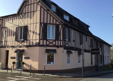 Façade de Biocoiff Évreux, salon de beauté en Normandie, FR, avec charmante architecture à colombages.