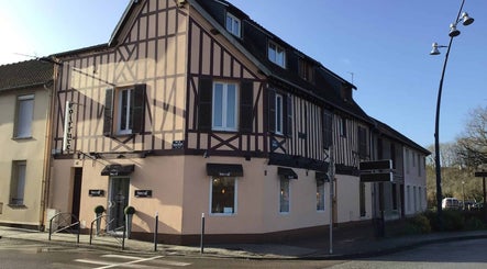 Façade de Biocoiff Évreux, salon de beauté en Normandie, FR, avec charmante architecture à colombages.