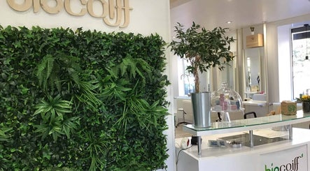 Entrée verte et accueillante de Biocoiff Evreux à Évreux, Normandie, FR avec plantes luxuriantes.