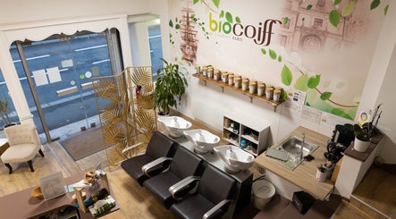 Intérieur élégant de Biocoiff Rouen avec stations de lavage modernes et déco végétale, Rouen, Normandie, FR.