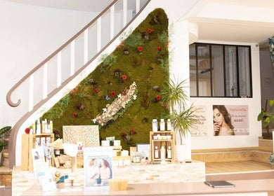 Intérieur élégant de Biocoiff Rouen avec mur végétal, situé à Rouen, Normandie, FR.