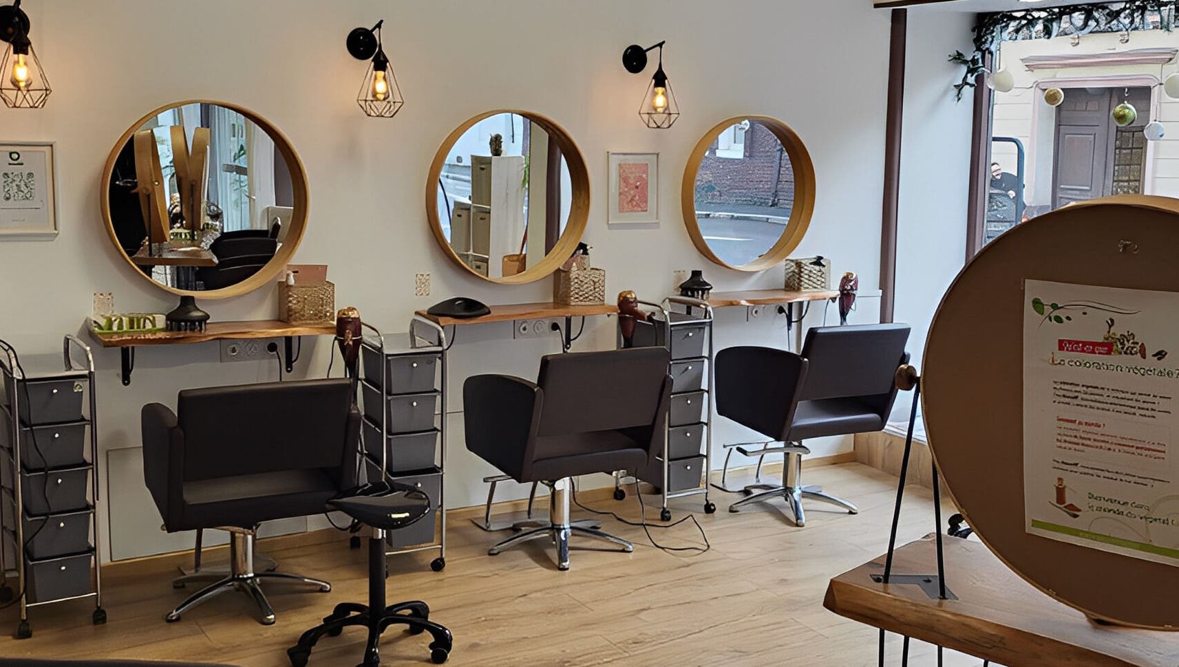 Intérieur moderne de Biocoiff Rouen à Rouen, Normandie, FR avec miroirs circulaires et chaises confortables.