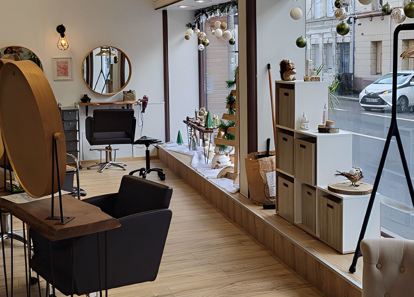 Salon lumineux de Biocoiff Rouen, décoration naturelle et mobilier élégant à Rouen, Normandie, FR.