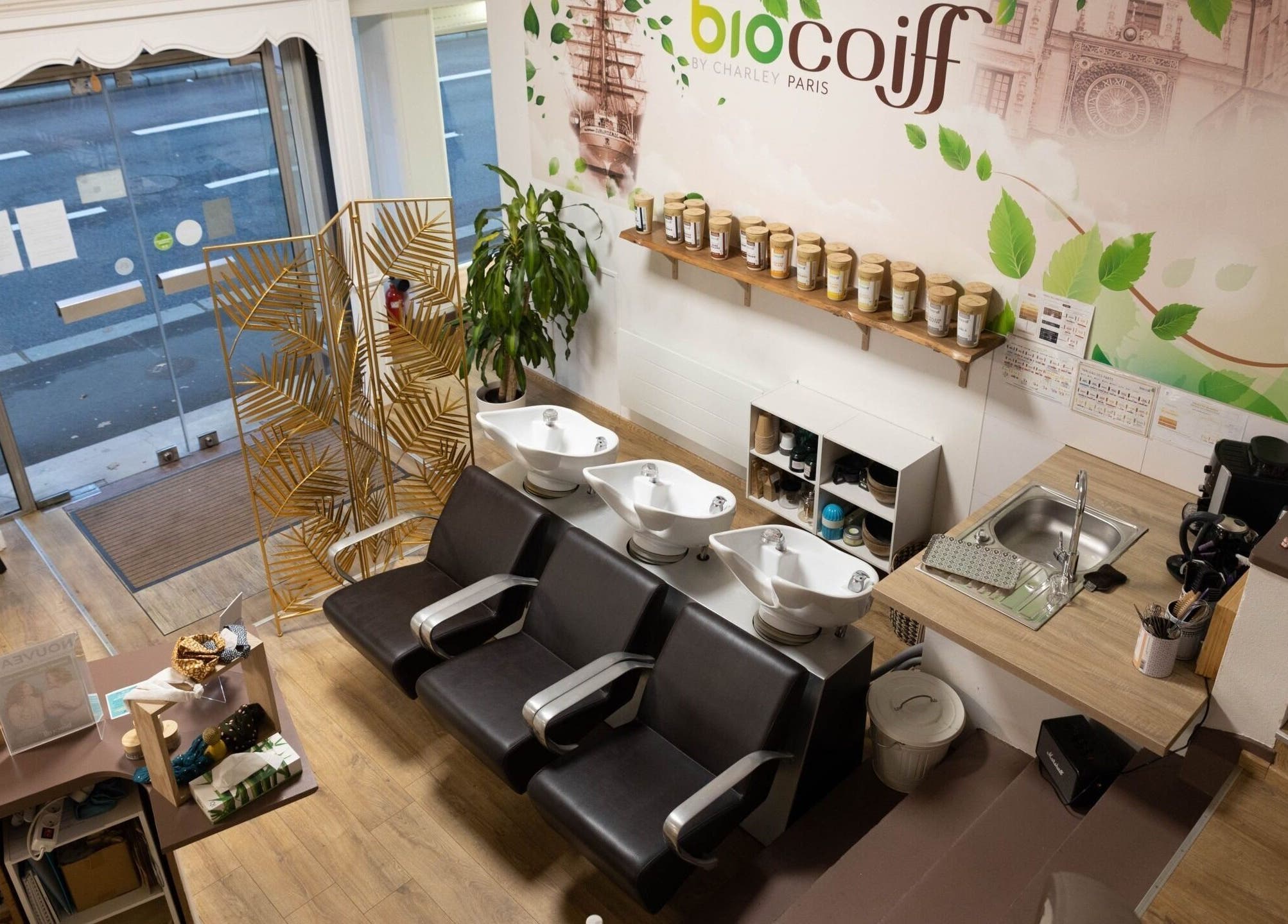 Intérieur moderne de Biocoiff Rouen avec bacs de lavage élégants à Rouen, Normandie, FR.