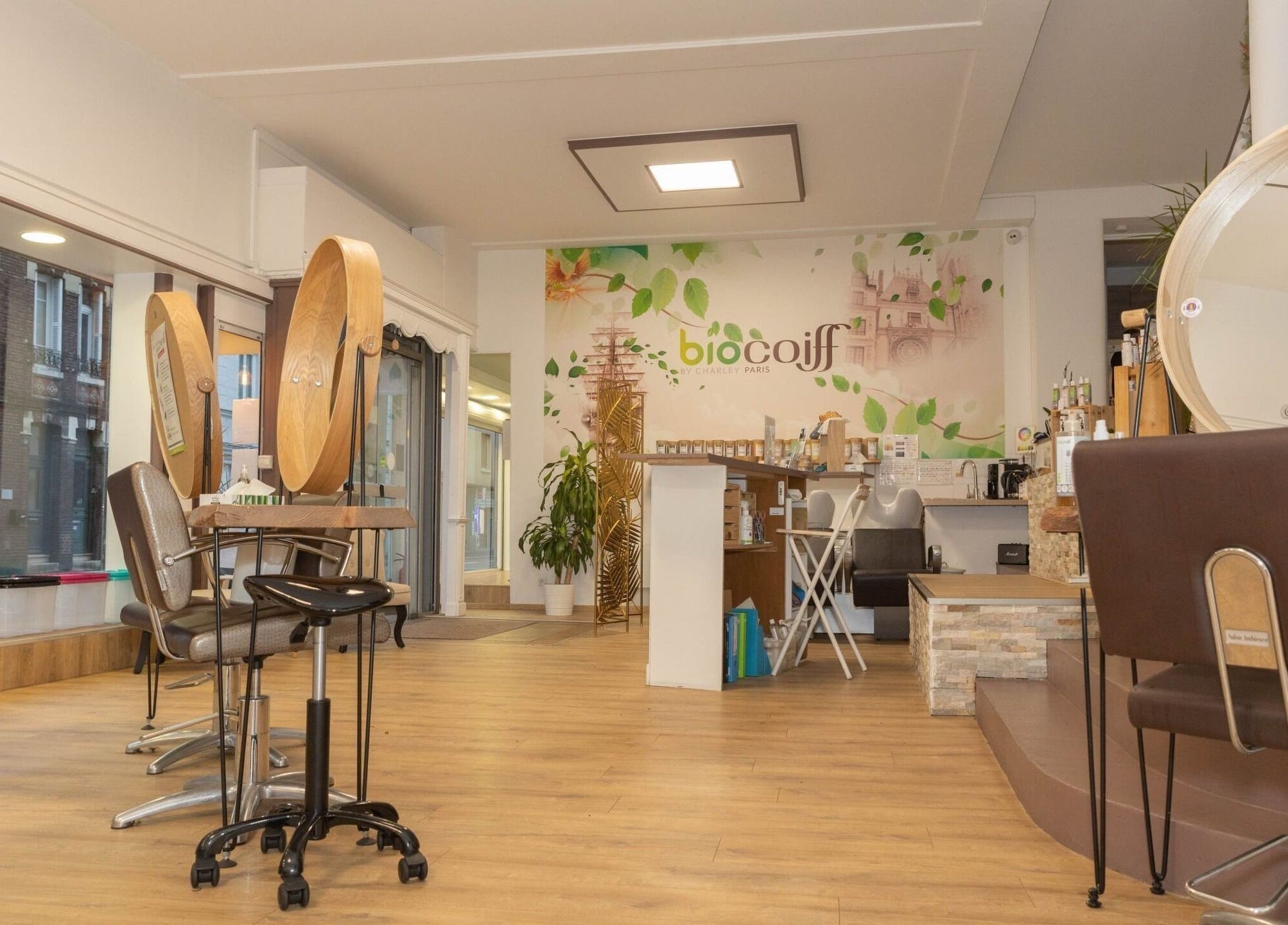 Intérieur du salon Biocoiff Rouen à Rouen, Normandie, FR avec décor moderne et chaises stylisées.