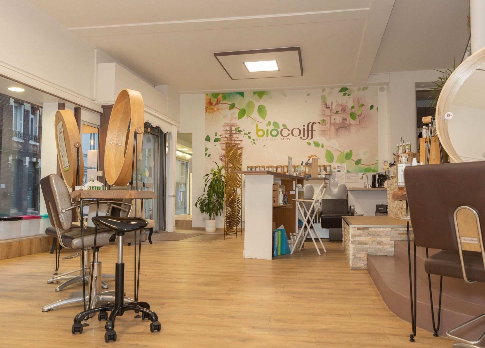 Intérieur du salon Biocoiff Rouen à Rouen, Normandie, FR avec décor moderne et chaises stylisées.