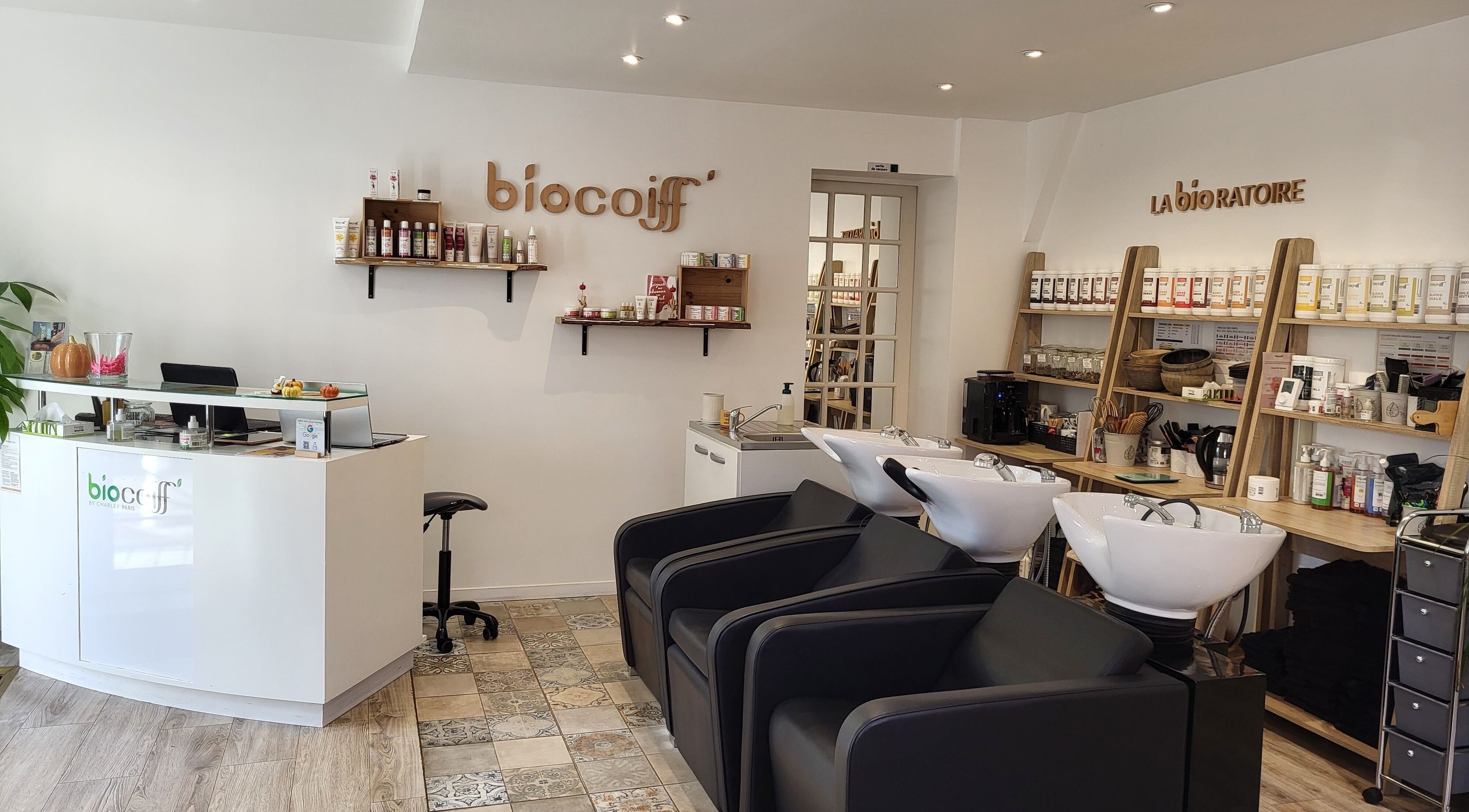 Intérieur moderne du salon Biocoiff Évreux, Normandie, FR avec stations de lavage élégantes.