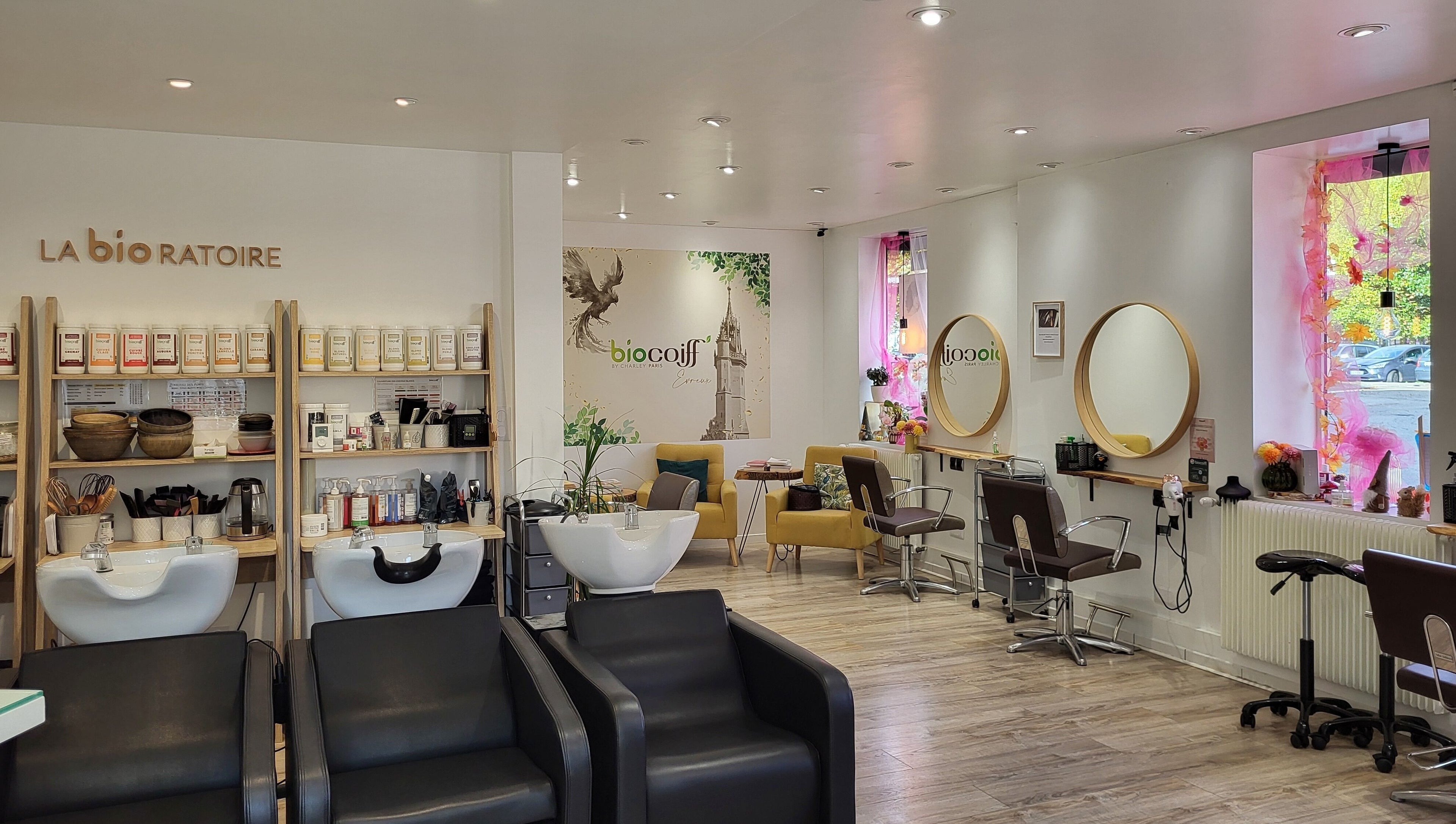 Intérieur élégant de Biocoiff Evreux, salon de beauté à Évreux, Normandie, FR avec fauteuils modernes et miroirs.