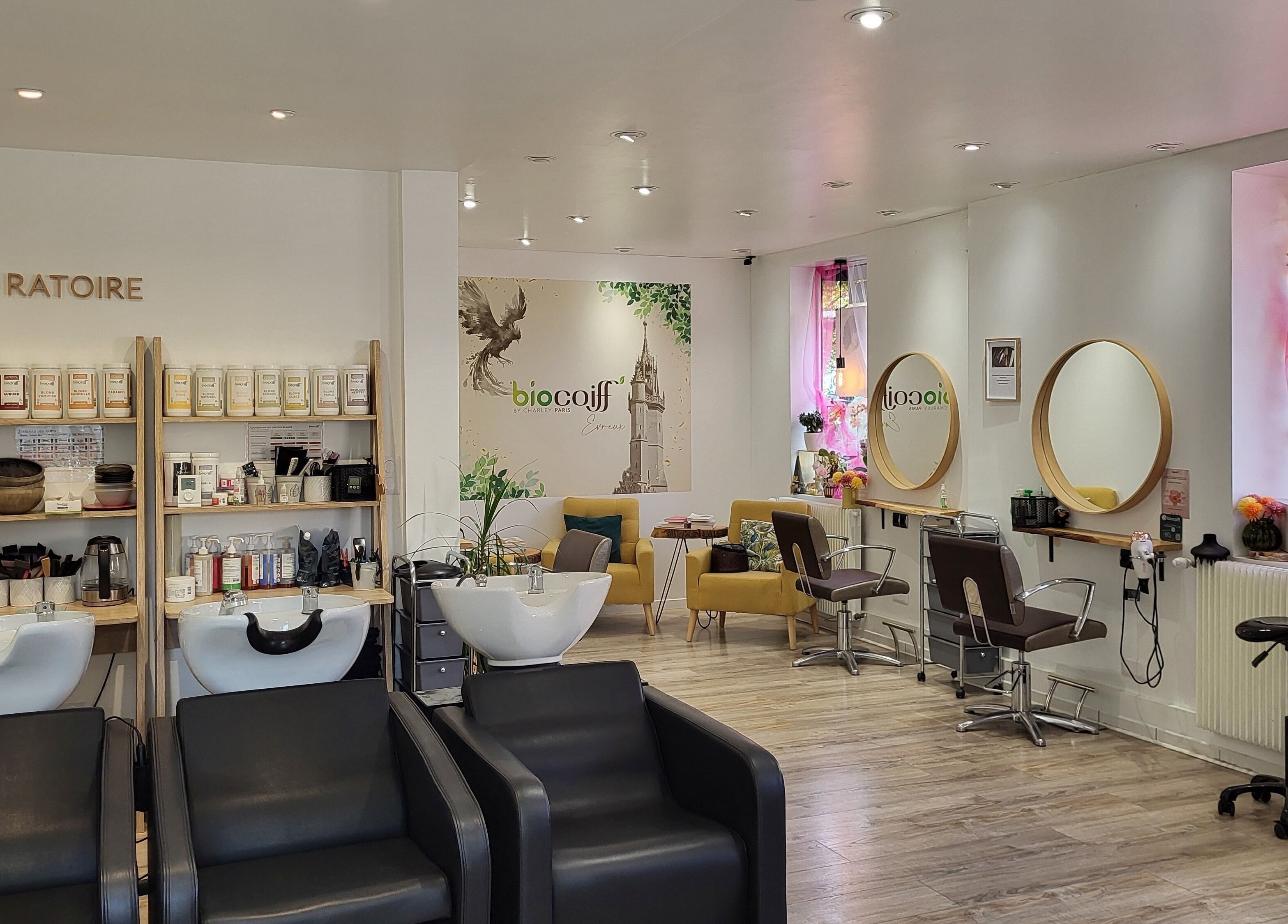 Intérieur élégant de Biocoiff Evreux, salon de beauté à Évreux, Normandie, FR avec fauteuils modernes et miroirs.