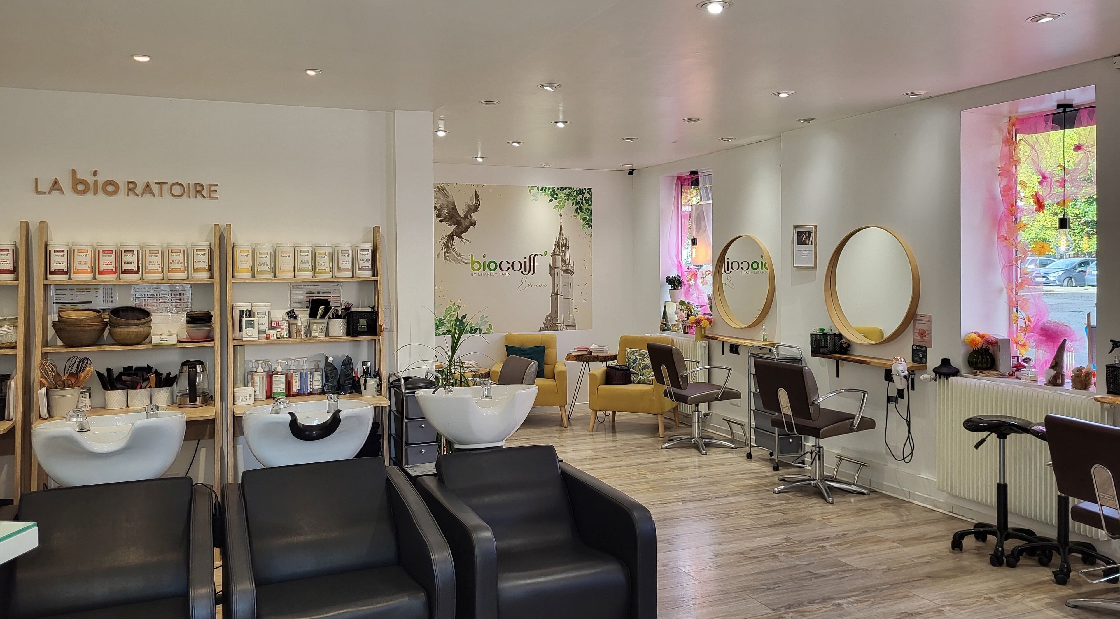 Intérieur élégant de Biocoiff Evreux, salon de beauté à Évreux, Normandie, FR avec fauteuils modernes et miroirs.
