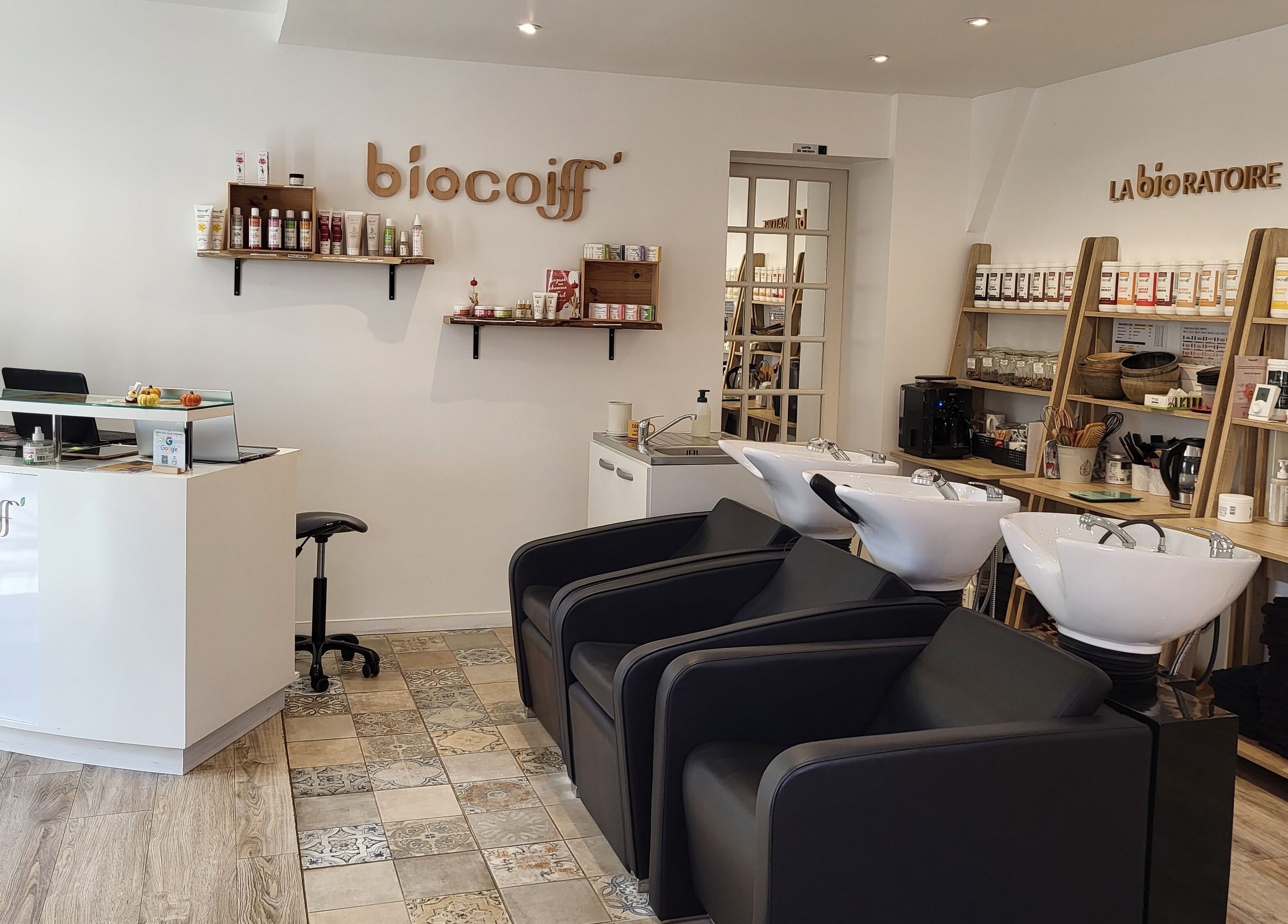 Intérieur élégant du salon Biocoiff Evreux, situé à Évreux, Normandie, FR, avec stations de soin modernes.