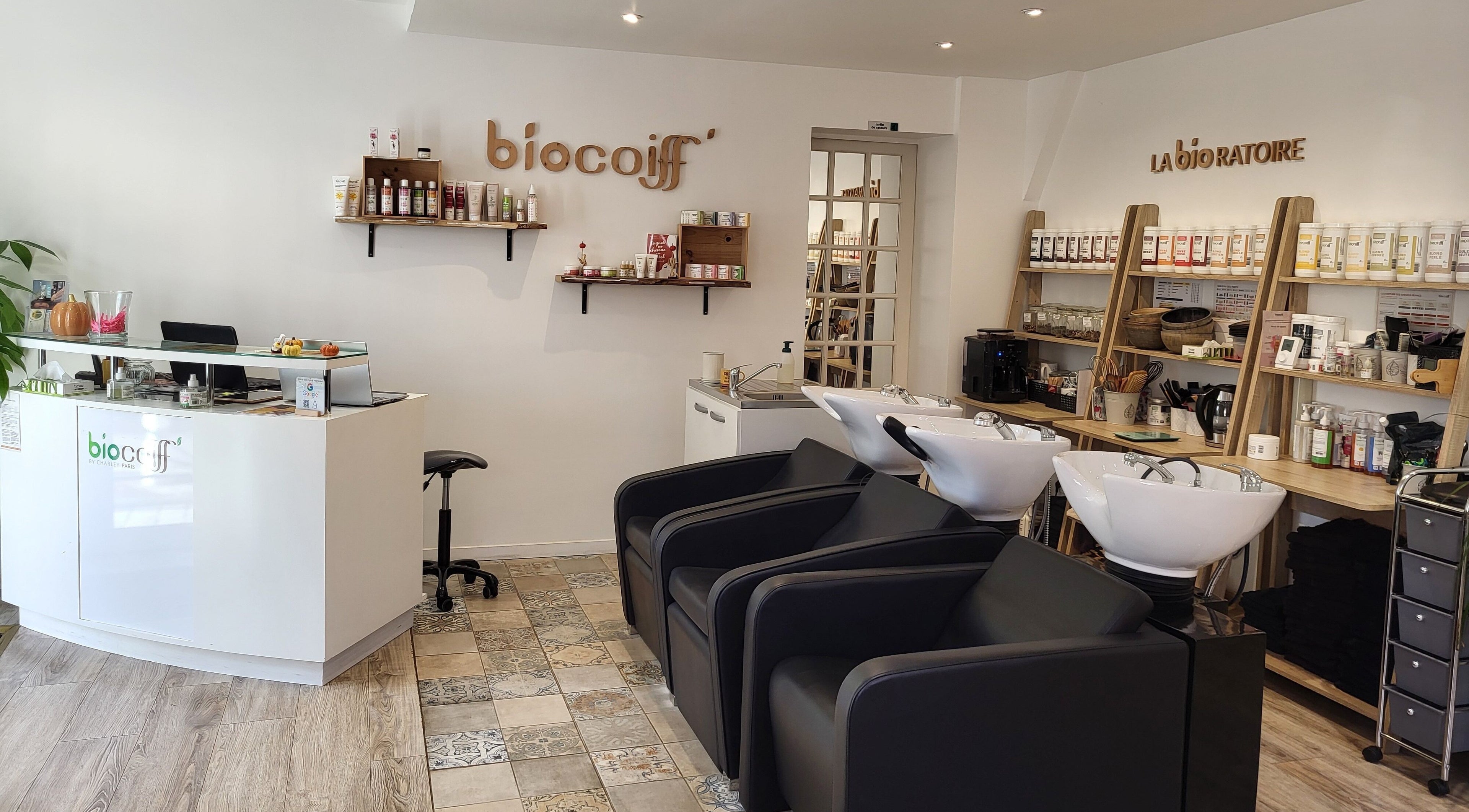 Intérieur élégant du salon Biocoiff Evreux, situé à Évreux, Normandie, FR, avec stations de soin modernes.