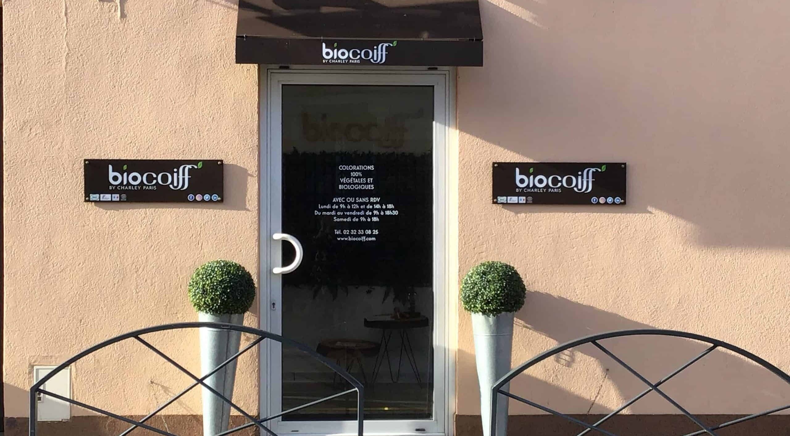 Entrée de Biocoiff Evreux à Évreux, Normandie, FR avec panneau et décor végétal.