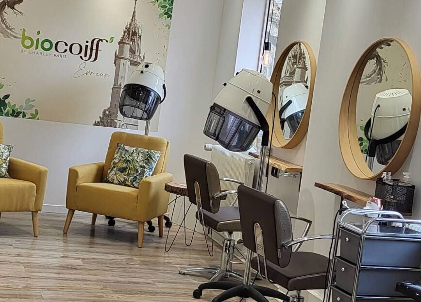 Intérieur élégant de Biocoiff Evreux à Évreux, Normandie, FR avec équipements beauté modernes.