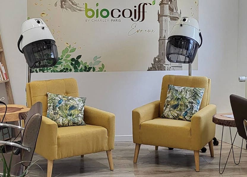 Salon moderne chez Biocoiff Evreux, Évreux, Normandie, FR avec fauteuils jaunes et séchoirs.