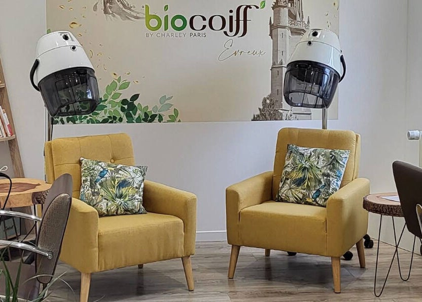 Salon moderne chez Biocoiff Evreux, Évreux, Normandie, FR avec fauteuils jaunes et séchoirs.