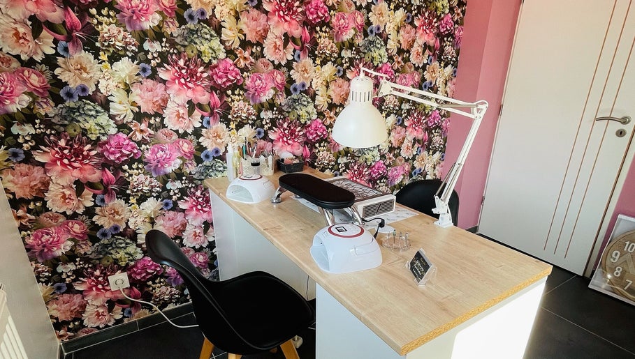 Élégant espace de manucure chez Kolor’Nails, Haulchin, Hauts-de-France, FR, décoré d’un papier peint floral.
