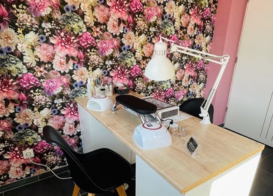 Élégant espace de manucure chez Kolor’Nails, Haulchin, Hauts-de-France, FR, décoré d’un papier peint floral.