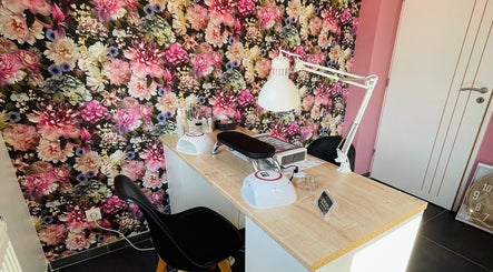 Élégant espace de manucure chez Kolor’Nails, Haulchin, Hauts-de-France, FR, décoré d’un papier peint floral.
