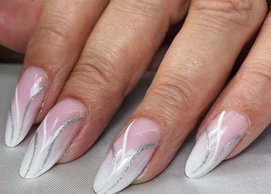 Nail art élégant à Kolor’Nails, Haulchin, Hauts-de-france, FR. Design rose avec lignes argentées.