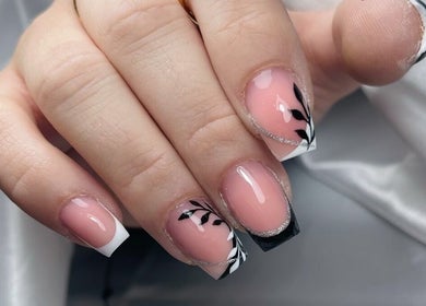 Manucure avec design floral à Kolor’Nails, Haulchin, Hauts-de-france, FR.