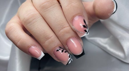 Manucure avec design floral à Kolor’Nails, Haulchin, Hauts-de-france, FR.