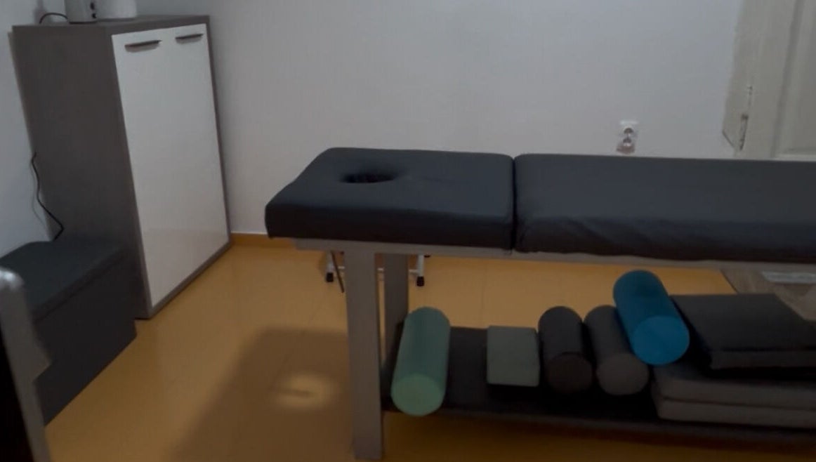 Masszázsasztal a NeoFizio szalonban, Zrenjanin, Vojvodina, RS. Nyugtató környezet és modern felszerelés.