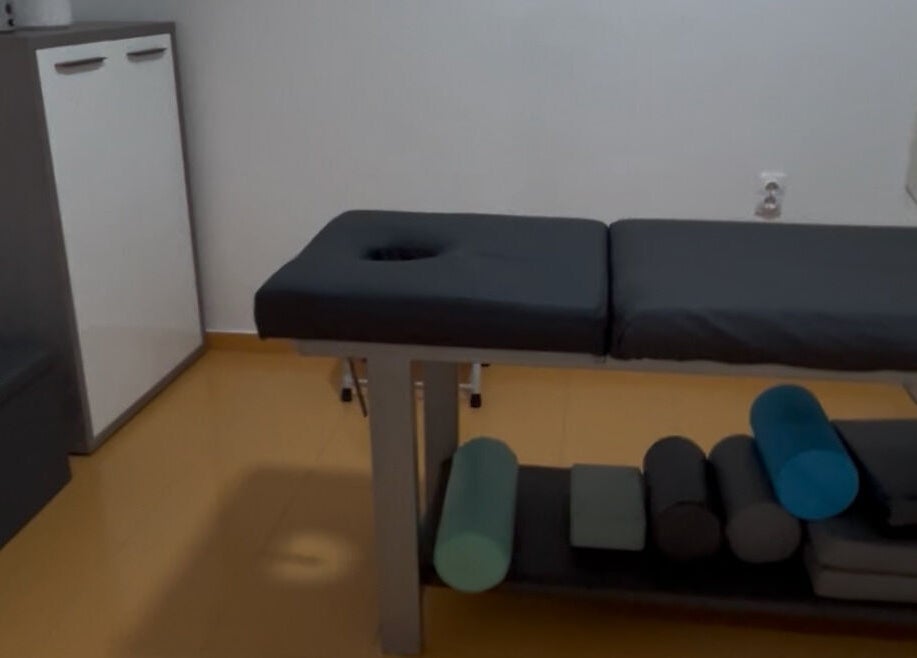 Masszázsasztal a NeoFizio szalonban, Zrenjanin, Vojvodina, RS. Nyugtató környezet és modern felszerelés.