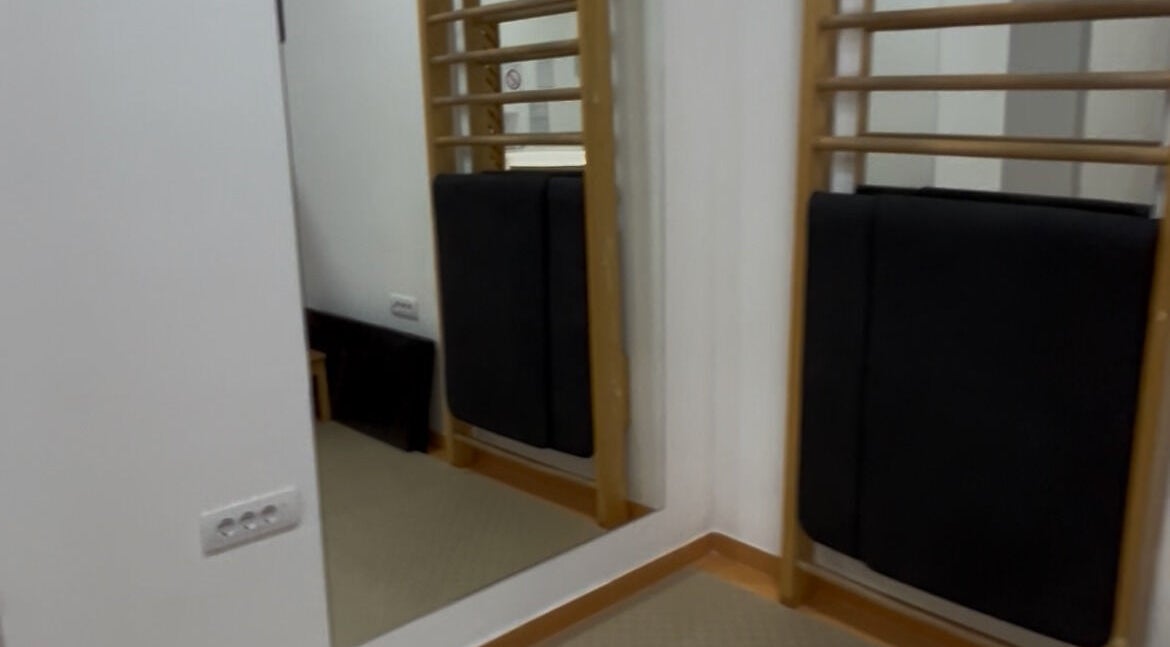 NeoFizio edzőterem tükrökkel Zrenjaninban, Vojvodina, RS modern belsővel.