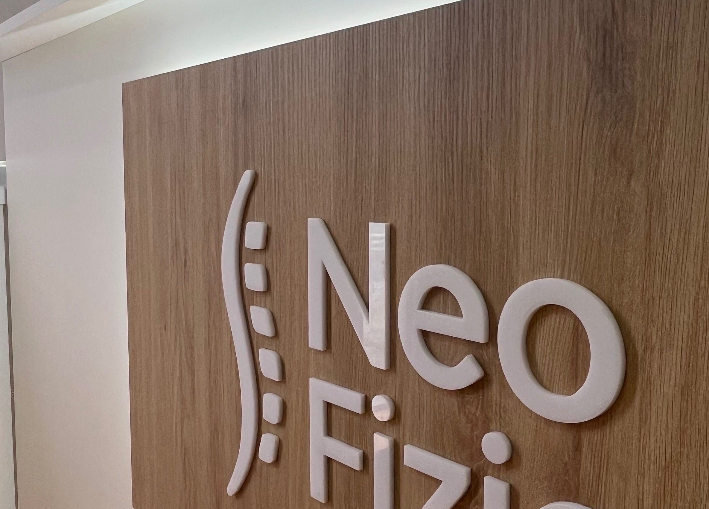 NeoFizio modern famútmutató Zrenjanin, Vojvodina, RS területén.