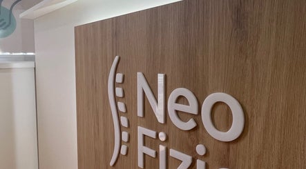 NeoFizio modern famútmutató Zrenjanin, Vojvodina, RS területén.