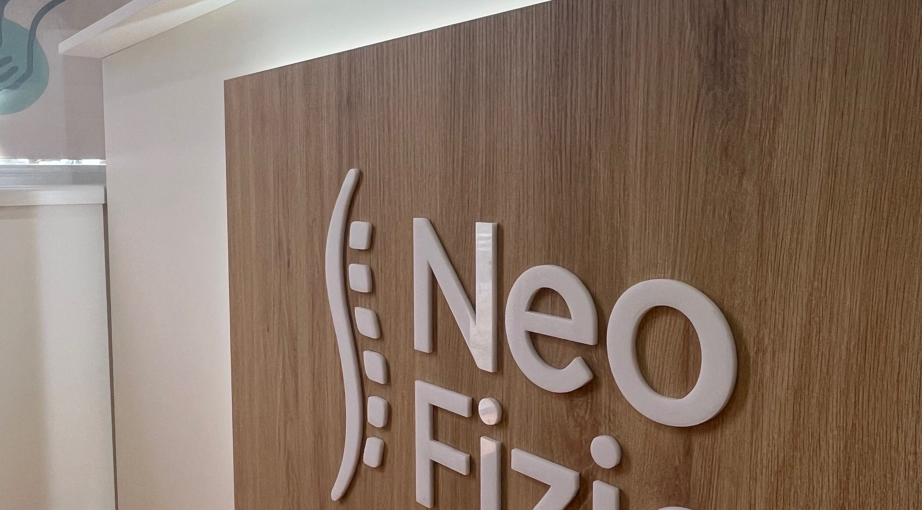 NeoFizio modern famútmutató Zrenjanin, Vojvodina, RS területén.