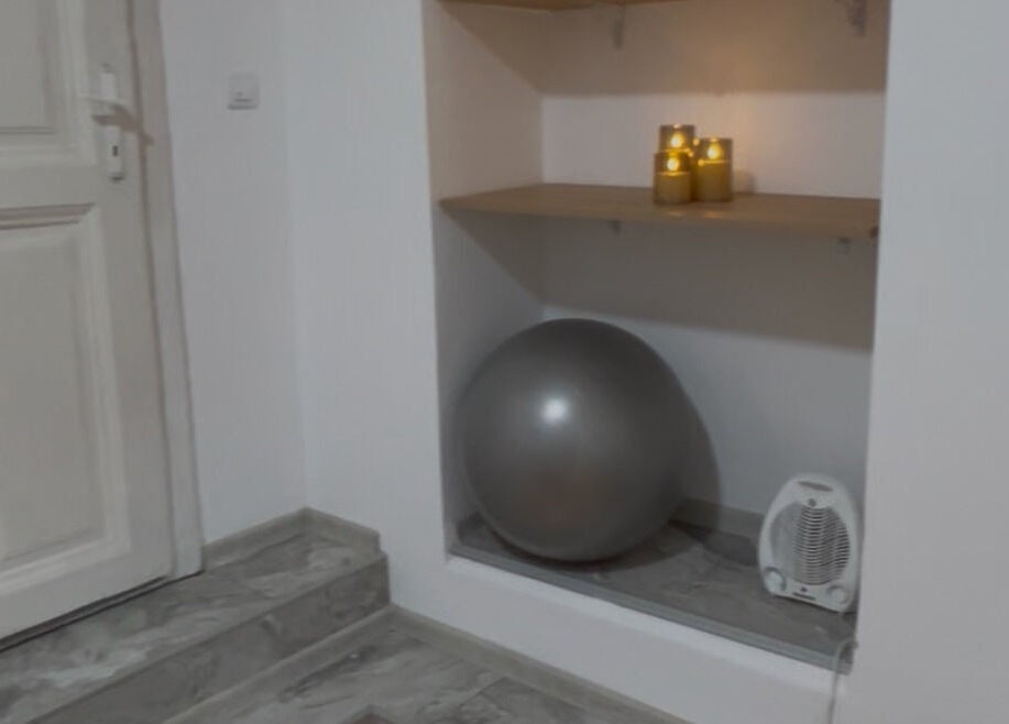 Szürke fitneszlabda és gyertyák pihentető környezettel a NeoFizio-ban, Zrenjanin, Vojvodina, RS.