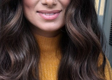 Stylish wavy hairstyle at Erdem Hair London, London, England, GB. Gorgeous brown locks enhanced with shine.