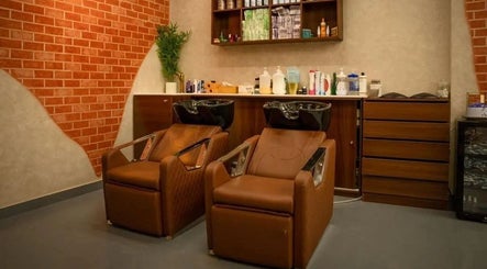 Luxurious wash area at شارب لوك Sharp Look in Riyadh, Riyadh Province, SA. Comfortable seating and modern design.
