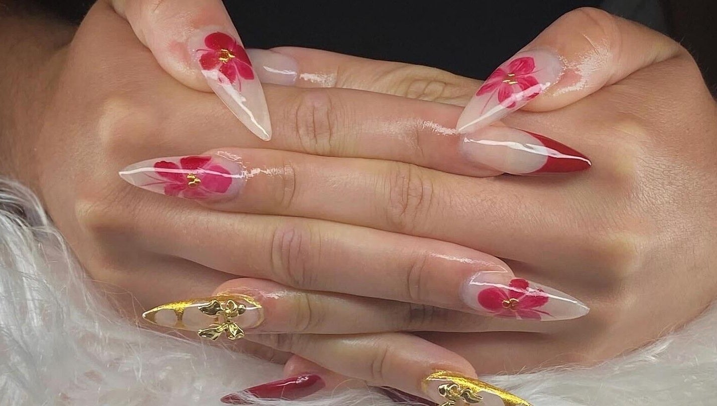 Floral nail art by ClawzbyLau in Canelones, Departamento De Canelones, UY, featuring red flowers.