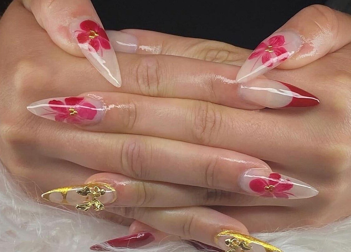 Floral nail art by ClawzbyLau in Canelones, Departamento De Canelones, UY, featuring red flowers.